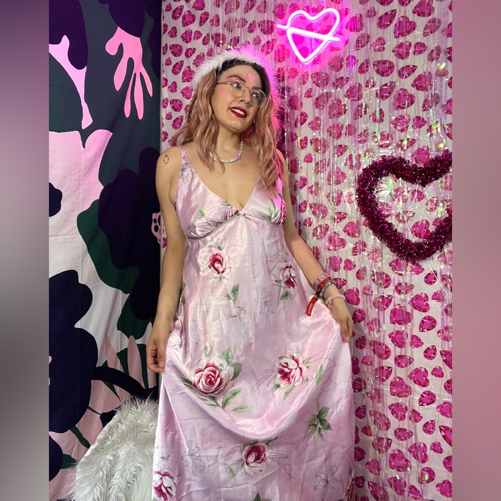 Let’s lounge around in the adorable rose print baby pink slip dress. (*^o^*)